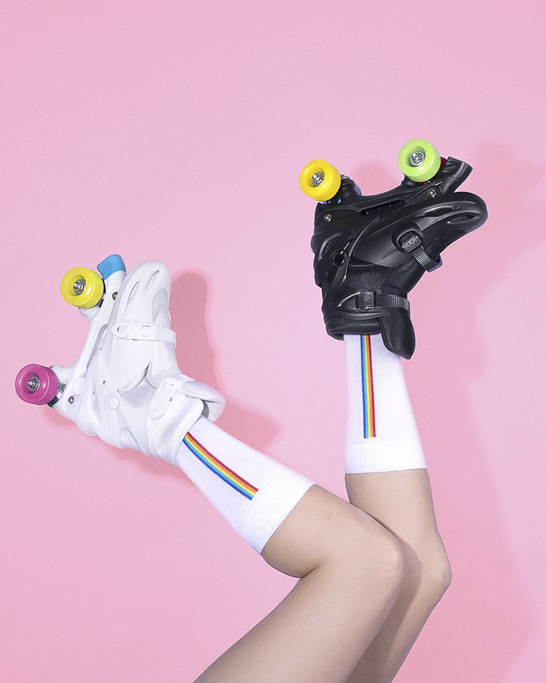 Com rodas super coloridas, para tornar suas aventuras mais divertidas! Suas botas são acolchoadas, garantindo conforto em suas manobras. Conta com freio dianteiro nos dois pés e fechamento com fivela.
Disponível nas cores preto e branco e nos tamanhos 30 a 37.
